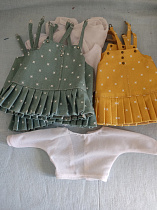 Комплект на куклу Paola Reina из 2 предметов: Сарафан и  блуза, шалфей