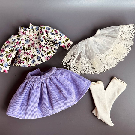 Комплект из 4 предметов на куклу Paola Reina 33 см: Блуза, юбка, подьюбник, гольфы, Сиреневая блузка в цветочек